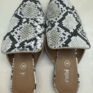 Rubi 7.5 Snakeskin Pattern Pointy toe Mules - Black and White